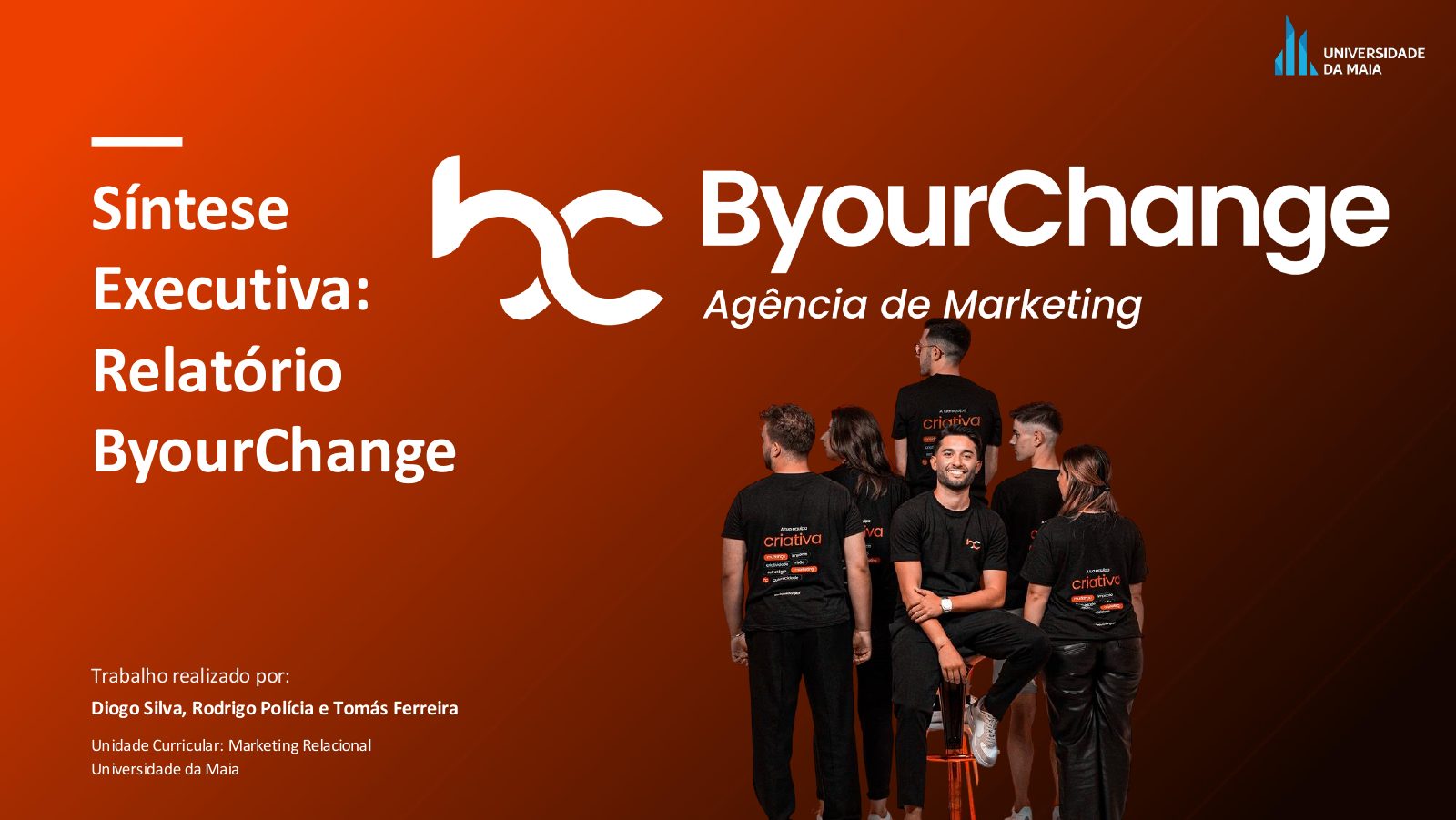 Capa da síntese executiva do relatório ByourChange, com o monograma bc, o wordmark da agência e a fotografia da equipa