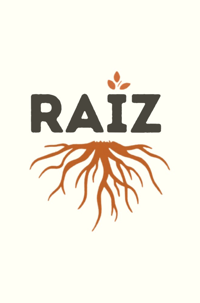 Logótipo RAÍZ, lettering castanho com um rebento no acento e raízes laranja, sobre fundo creme