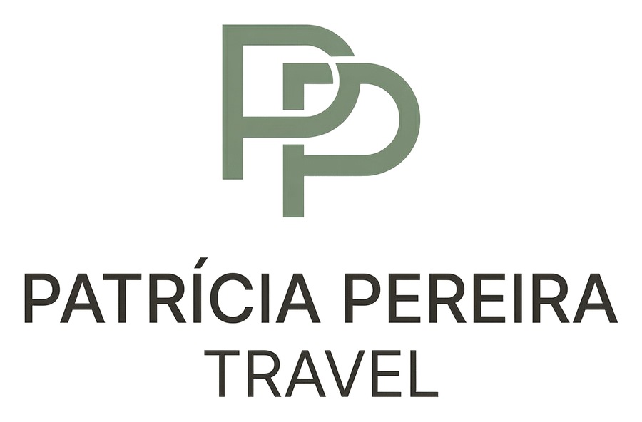 Logótipo Patrícia Pereira Travel: monograma PP em verde-sálvia sobre o nome da marca em duas linhas